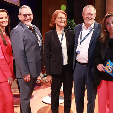 V. l. n. r.: Allegra Frommer, Vorstandsvorsitzende HOGAST Österreich, Andreas Klein, Geschäftsführer der HOGAST Deutschland mit HOGAPAGE-Unternehmerehepaar Charlotte und Hermann Buhl und Moderatorin Monika Pappelau (Foto: © HOGAPAGE Media/Gio)