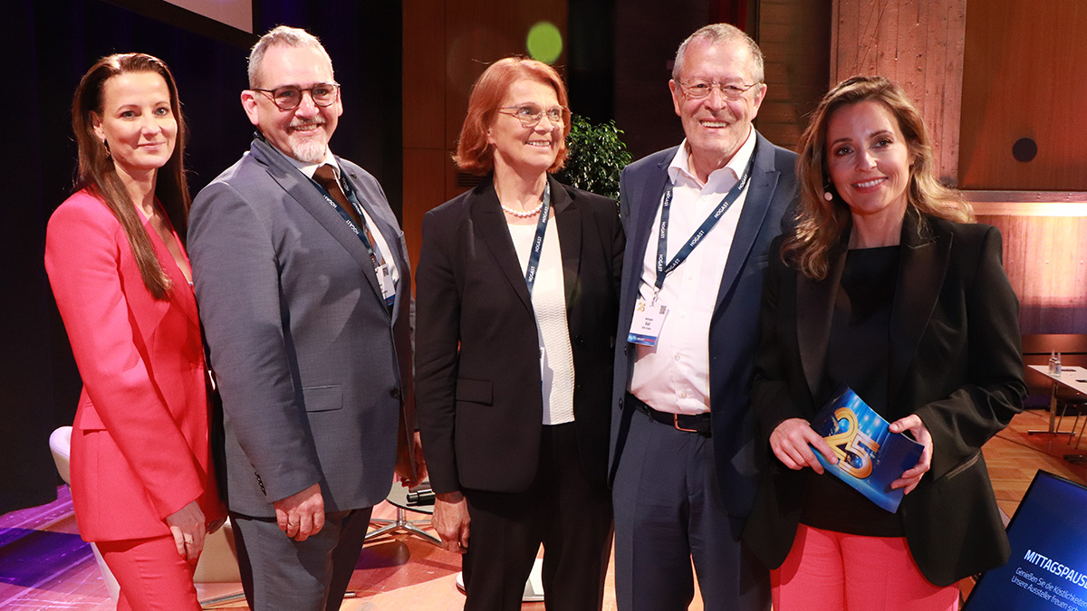 V. l. n. r.: Allegra Frommer, Vorstandsvorsitzende HOGAST Österreich, Andreas Klein, Geschäftsführer der HOGAST Deutschland mit HOGAPAGE-Unternehmerehepaar Charlotte und Hermann Buhl und Moderatorin Monika Pappelau (Foto: © HOGAPAGE Media/Gio)