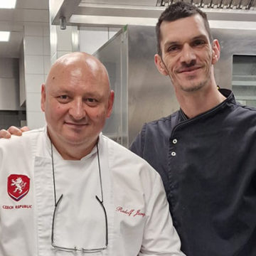 Unser Koch Tobias Krüger kocht mit dem Mannschaftskoch der Tschechischen Nationalmannschaft zusammen.