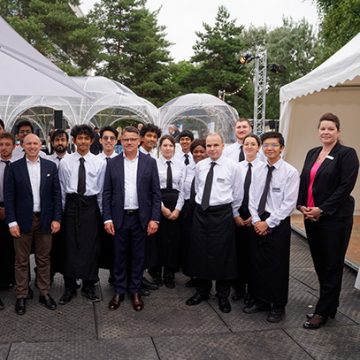 Hessens Ministerpräsident Boris Rhein und Manfred Pentz, Hessischer Minister für Bundesangelegenheiten, mit dem Team von STUDENTpartout und Janine Palm, Fachbereichsleiterin Service Berlin.