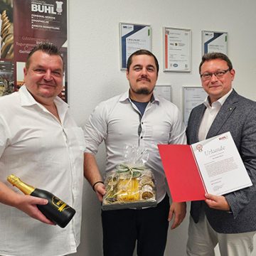 Regionalleiter Oliver Armbrust (links) und STUDENTpartout-Geschäftsführer Ulf Lampke (rechts) gratulierten Fachbereichsleiter Küche Gordon Hähne zu seinem 5-jährigen Jubiläum.