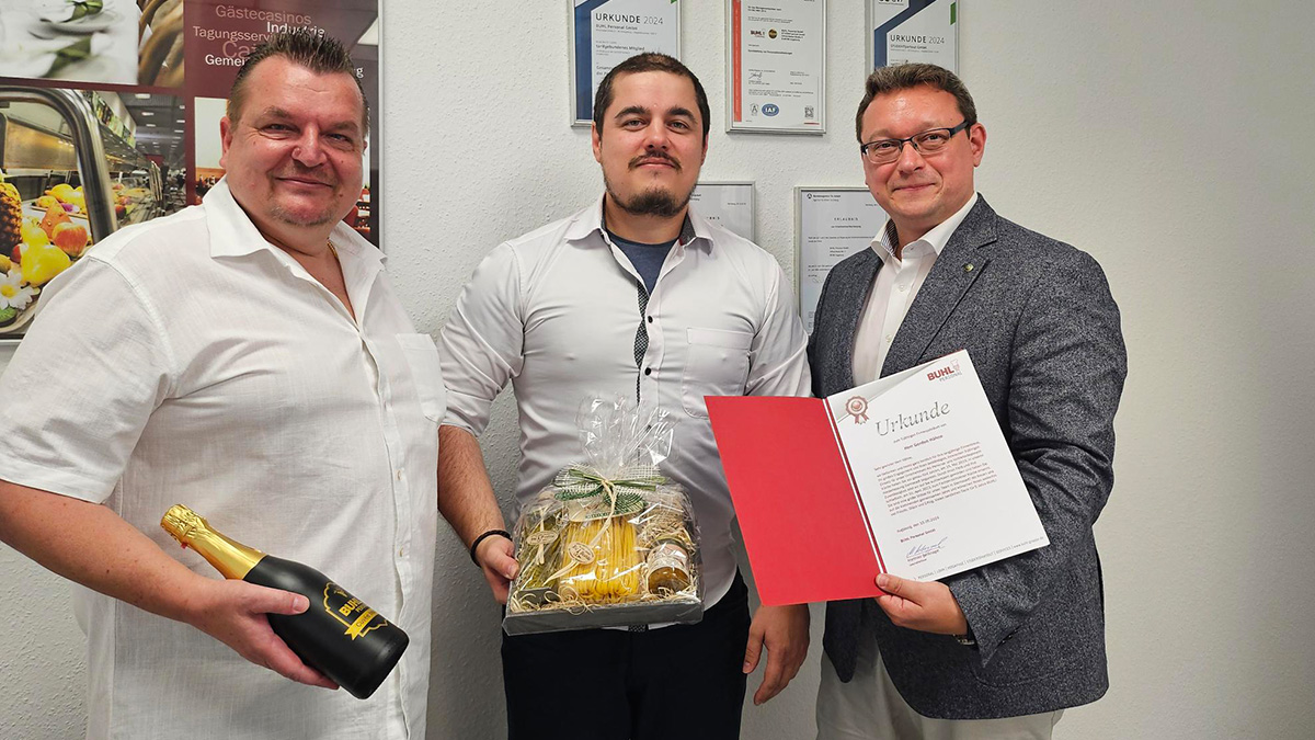 Regionalleiter Oliver Armbrust (links) und STUDENTpartout-Geschäftsführer Ulf Lampke (rechts) gratulierten Fachbereichsleiter Küche Gordon Hähne zu seinem 5-jährigen Jubiläum. 