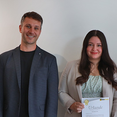 Dorian Heidel, Manager für den Bereich Jobbörsen, und Daniela Müller, Holding-Geschäftsführerin, gratulieren Sonja Forst zum fünfjährigen Jubiläum bei BUHL.