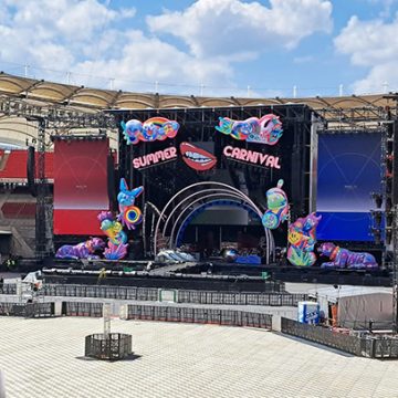 Das beeindruckende Bühnenbild und das leere Stadion der MHP Arena kurz vor dem mitreißenden Open-Air-Konzert von Pink.