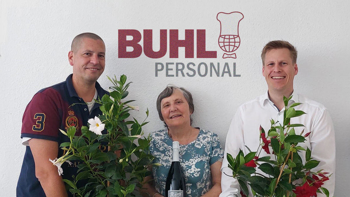 Niederlassungsleiter Jens Simmendinger (links) und Regionalleiter Andreas Fritz (rechts) verabschieden sich von Iris Schrickel.