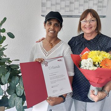 Assistentin der Regionalleitung, Christina Segeth (rechts), gratuliert Frau Estifanos (links) zu ihrem 10-jährigen Firmenjubiläum bei BUHL.