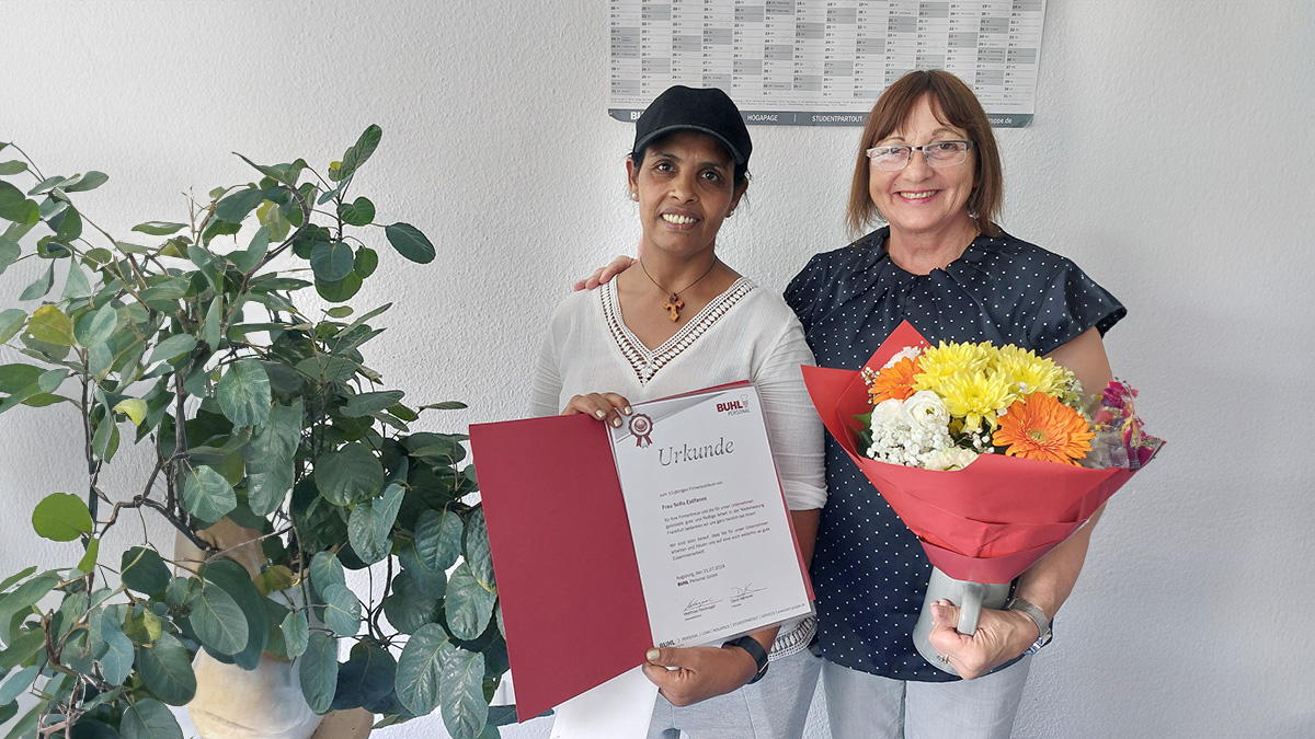 Assistentin der Regionalleitung, Christina Segeth (rechts), gratuliert Frau Estifanos (links) zu ihrem 10-jährigen Firmenjubiläum bei BUHL. 