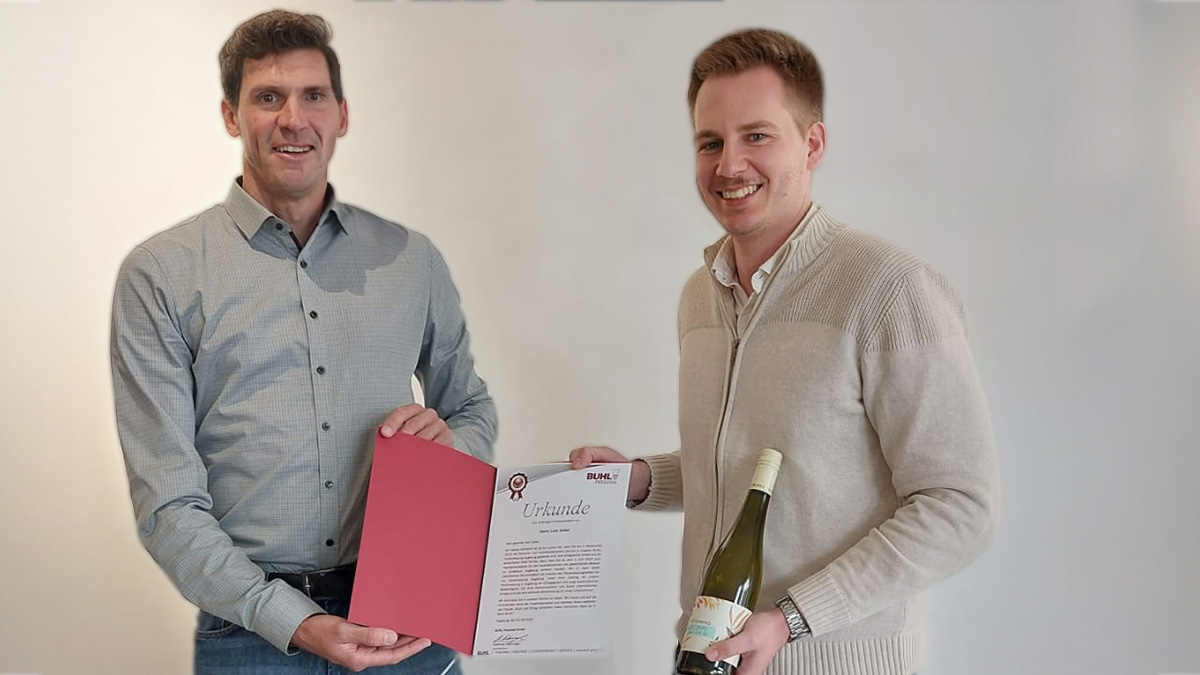 Regionalleiter Martin Öhlhorn (links) gratuliert Niederlassungsleiter Lars Zeller (rechts) zum 5-jährigen Jubiläum bei BUHL.