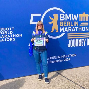 Niederlassungsleiterin Claudia Zerban strahlend beim 50. Berlin-Marathon.