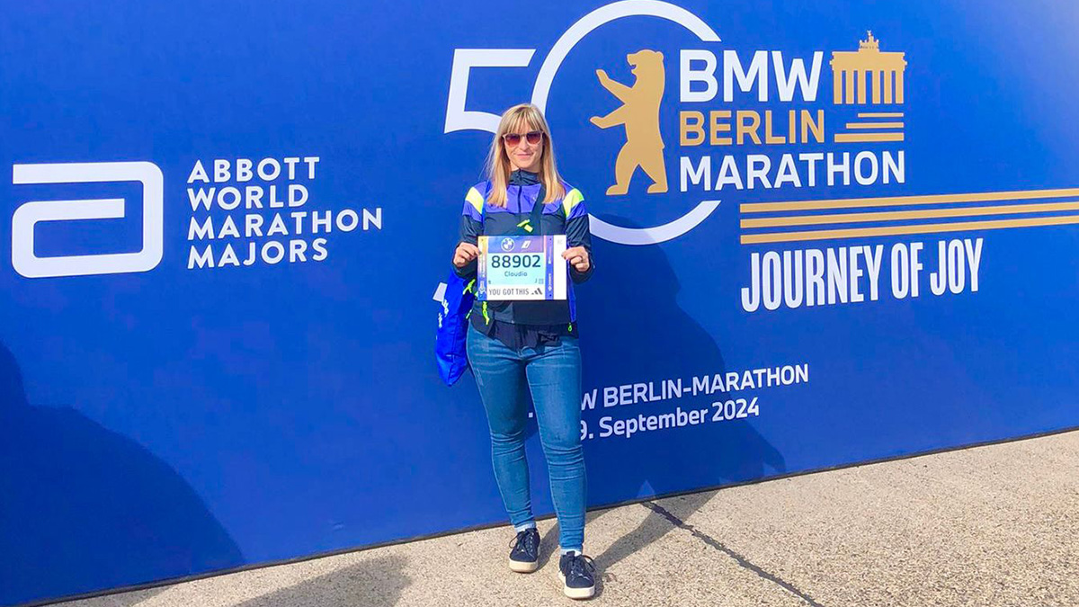 Niederlassungsleiterin Claudia Zerban strahlend beim 50. Berlin-Marathon. 