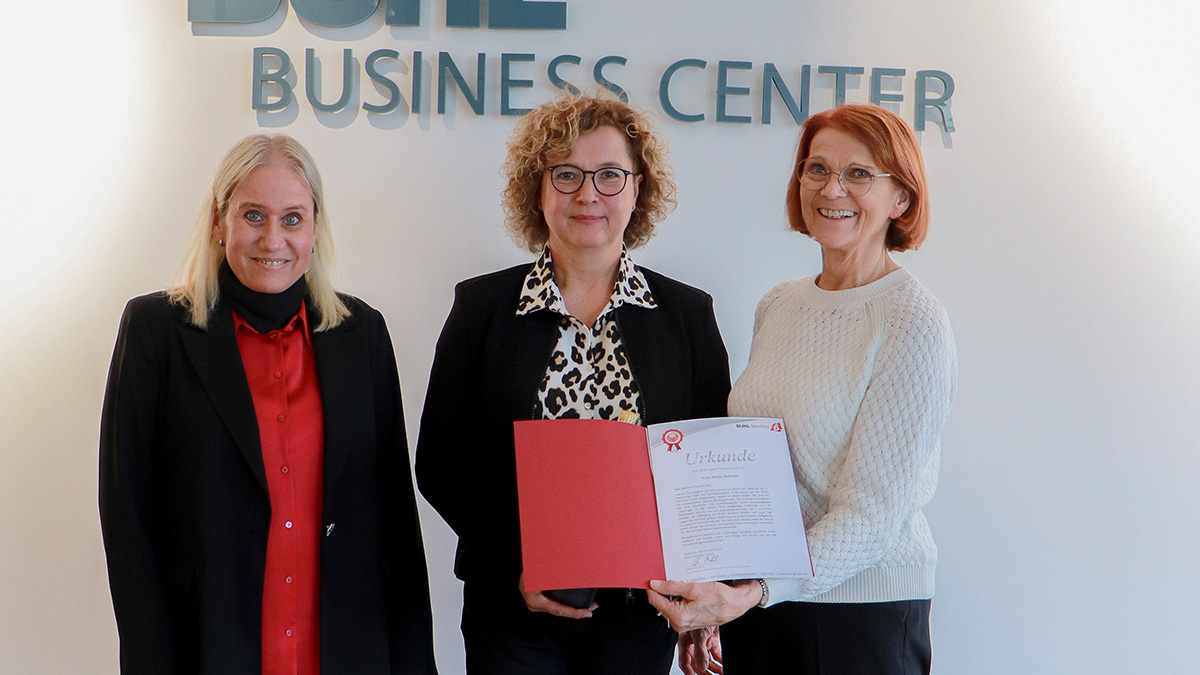 Holding-Geschäftsführerin Daniela Müller (links), sowie Geschäftsführende Gesellschafterin der BUHL Gruppe, Charlotte Buhl (rechts), gratulieren Sonja Schmid zum 25-jährigen Jubiläum.